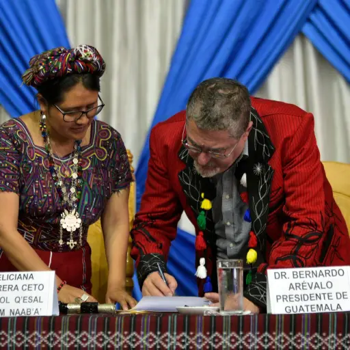 firma-convenio-pueblo-ixil-presidente-arevalo-emisoras-unidas1.jpg ,