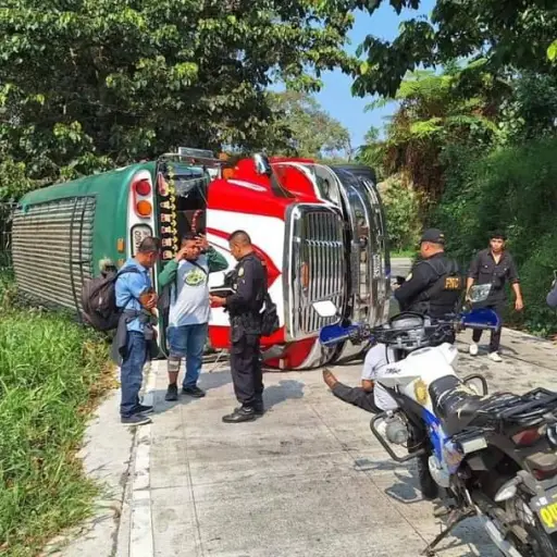 bus-volcado-quetzaltenango-emisoras-unidas.jpg ,