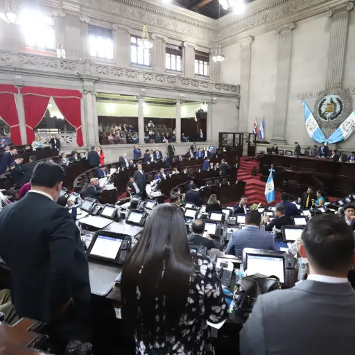 diputados-encuentran-botellas-en-sus-curules-scaled-1.jpg ,
