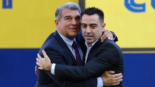 Joan Laporta y Xavi Hernández - Archivo