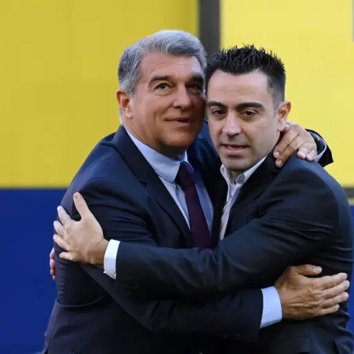 Joan Laporta y Xavi Hernández - Archivo