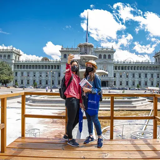 TURISTAS-EN-EL-CENTRO-HISTORICO-ruta-turistica-del-bicentenario-ciudad-de-guatemala-inguat-1.jpg ,