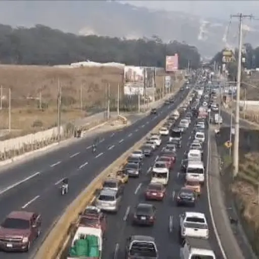 largas-filas-ruta-al-pacifico-jueves-santo-28-marzo.png ,