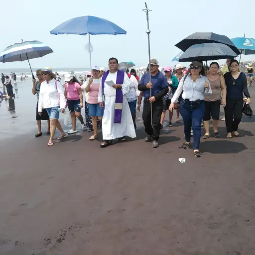 parroco-realiza-viacrucis-puerto-san-jose-jueves-santo-1.jpeg ,