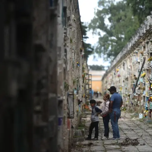 cementerio-general-dia-santos-1-noviembre-emisoras-unidas1.jpg ,