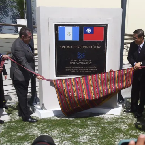 presidente-bernardo-arevalo-edificio-taiwan-hospital-emisoras-unidas2-scaled-1.jpeg ,