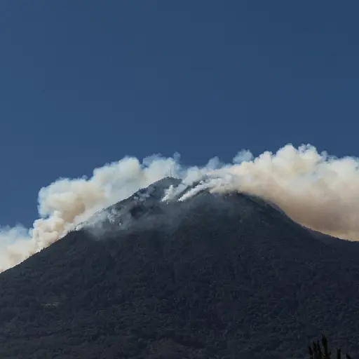 incendio-forestal-volcan-de-agua-emisoras-unidas.jpg ,