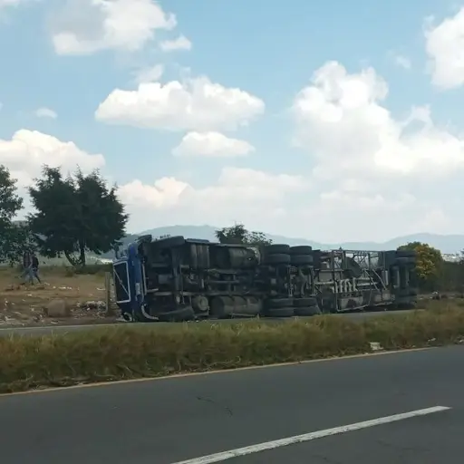 camion-cisterna-volcado-en-el-kilometro-170-de-la-ruta-Interamericana-web.jpg ,