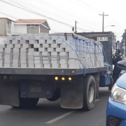 camion-choca-con-vehiculos-en-quetzaltenango-abril-2024.png ,