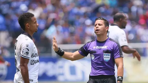 El árbitro central Sergio Reyna en un partido entre Comunicaciones y Cobán - Archivo