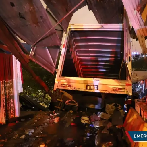 acciddente-camion-vivienda-zona-1-emisoras-unidas.jpeg ,
