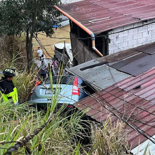accidente-vehiculo-hondonada-zona-16-emisoras-unidas.jpeg ,