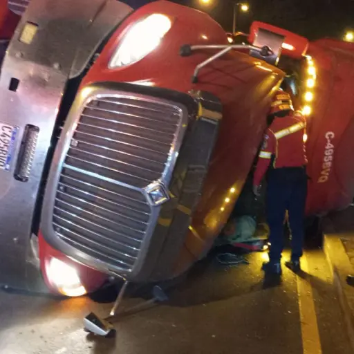 trailer-volcado-periferico-emisoras-unidas.jpg ,