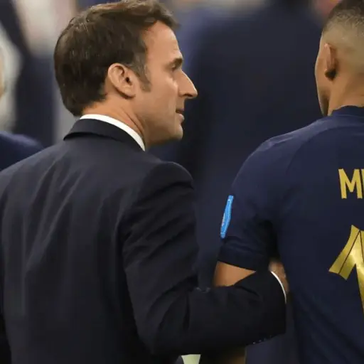 emmanuel-macron-presiona-a-club-de-mbappe-para-que-juegue-juegos-olimpicos-mayo-2024.jpg ,