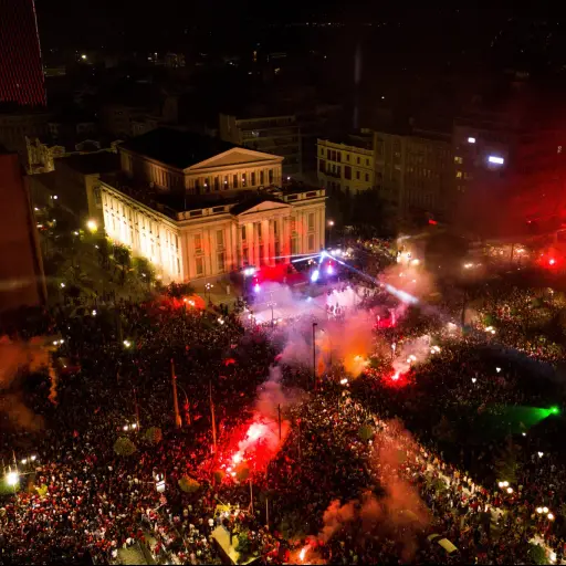 festejos-de-aficionados-del-olympiacos-por-ganar-confrence-league-mayo-2024-scaled-1.jpg ,