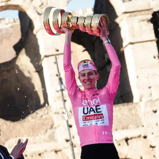 tadej-pogacar-campeon-del-giro-de-italia-2024-mayo-2024-scaled-2.jpg ,