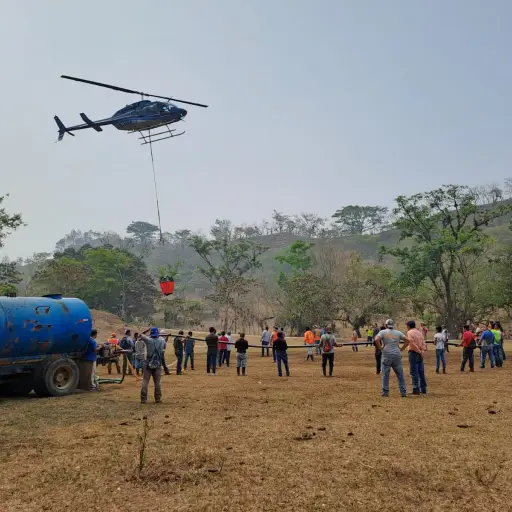 Autoridades-y-voluntarios-trabajan-para-apagar-las-llamas-que-afectan-el-caserio-Chisip-Santa-Maria-Cahabon-Alta-Verapaz.-Foto-Conred.jpg ,