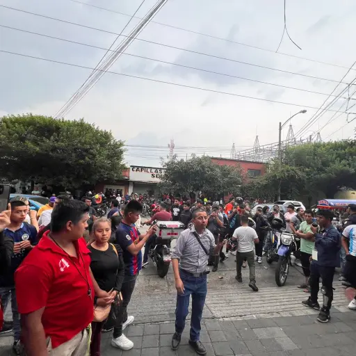 Instalaciones-del-Inacif-de-la-zona-3-por-la-muerte-de-Farruko-Pop-002.jpg ,