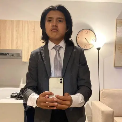 farruko-pop-caminando-por-zona-1-mayo-2024.png ,