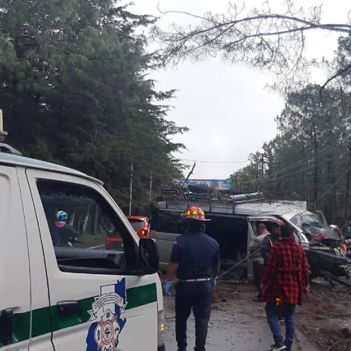 Accidente-de-micobus-en-San-Pedro-Jocopilas-Bomberos-Municipales-Departamentales-002.jpeg ,