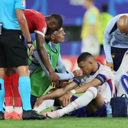 kylian-mabppe-fractura-de-nariz-eurocopa-2024-junio-2024-1.webp ,