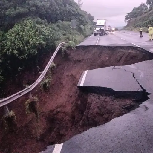 hundimiento-ruta-pacifico-emisoras-unidas.jpg ,