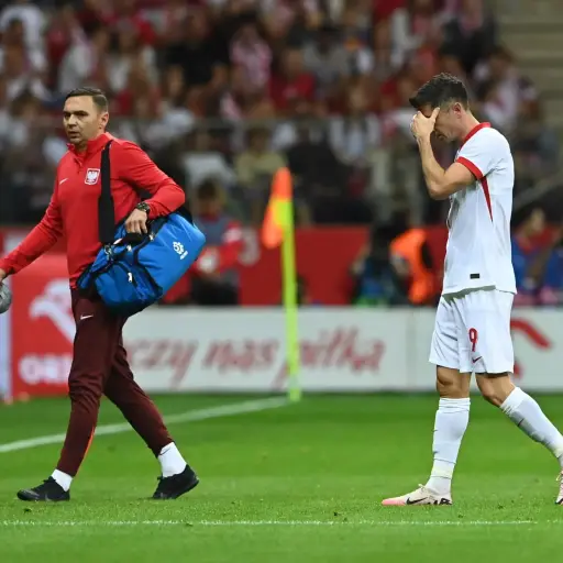 rober-lewandoeski-lesionado-en-polinia-junio-2024-scaled-1.webp ,