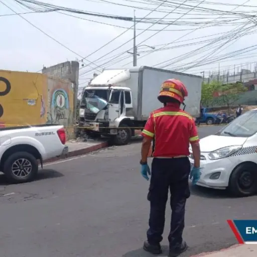 accidente-camion-zona-4-emisoras-unidas-1-1.webp ,