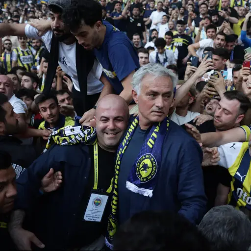 jose-mourinho-firma-con-fenerbahce-junio-2024-1-scaled-2.jpg ,