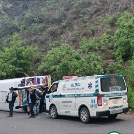 WEB-Autobus-volcado-en-el-lugar-del-accidente-Palencia.jpeg ,