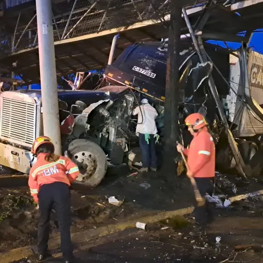 Web-Accidente-de-trailer-en-el-Periferico-Foto-Bomberos-Municipales-002.jpeg ,