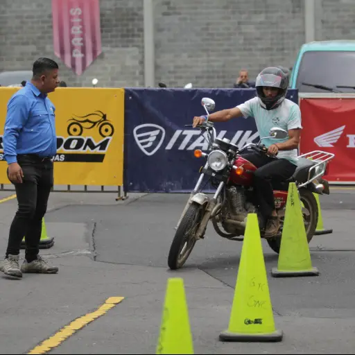 Participantes-en-la-capacitacion-de-motoristas-Alex-Meono-001-scaled-1.jpeg ,