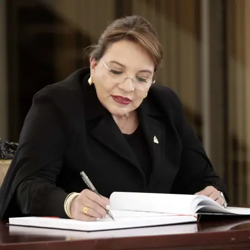 presidenta-Honduras-Xiomara-Castro-emisoras-unidas-scaled-1.webp ,