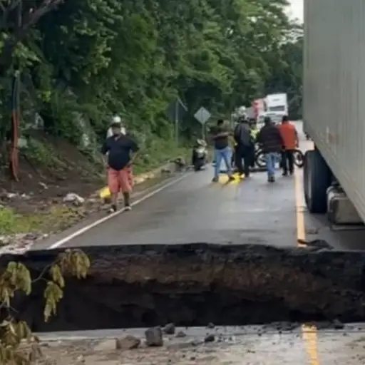 socavamiento-puente-jutiapa-emisoras-unidas.webp ,