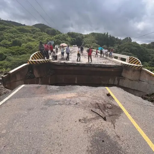 web-El-furgon-y-cabezal-varados-en-el-km-127-puente-El-Colorado-Jutiapa-ya-han-sido-removidos-informa-el-CIV.jpeg ,