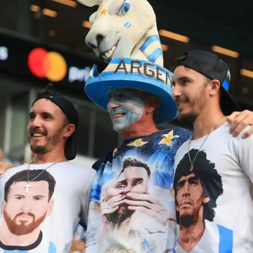 una-fiesta-cerca-de-la-cas-de-lionel-messi-sin-messi-copa-america-2024-junio-2024-2-scaled-2.webp ,