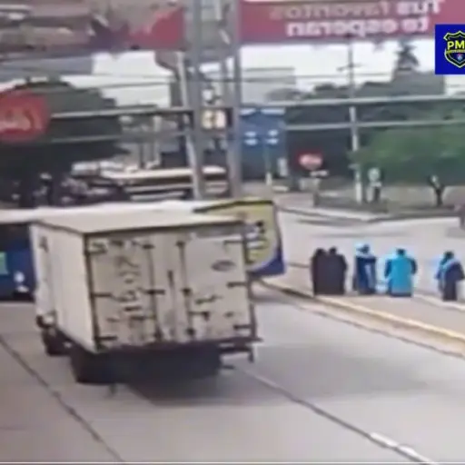 encapuchados-bloqueo-avenida-petapa-emisoras-unidas.webp ,