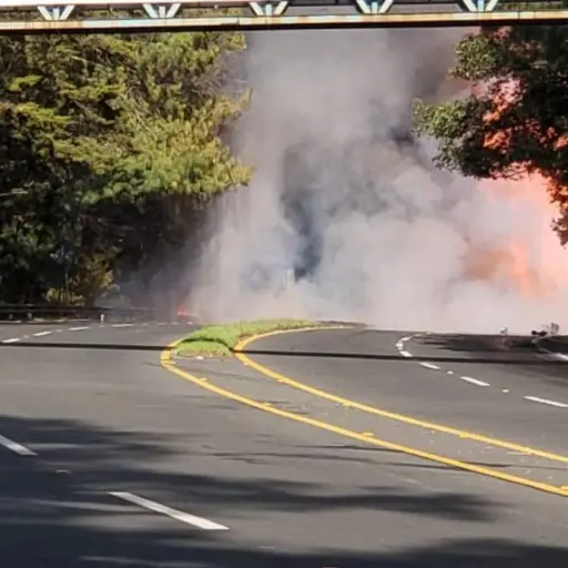 incendio-camion-santa-lucia-utatlan-emisoras-unidas.webp ,