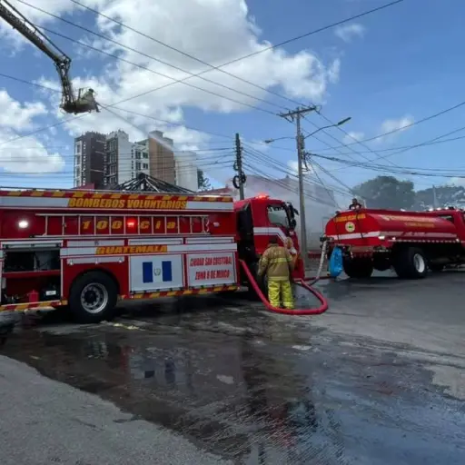 incendio-restaurante-zona-12-emisoras-unidas.webp ,