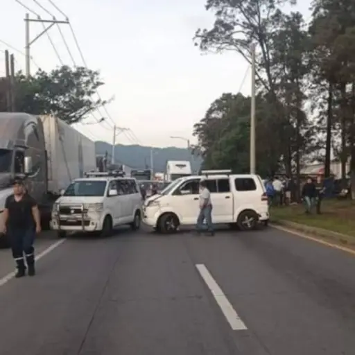 bloqueo-microbuses-ruta-pacifico-san-vicente-pacaya-emisoras-unidas-2.webp ,
