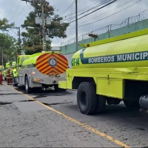incendio-fabrica-zona-12-emisoras-unidas.webp ,