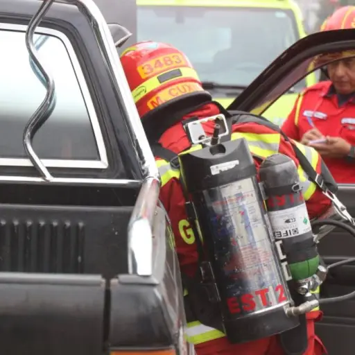 incendio-vehiculo-calzada-roosevelt-emisoras-unidas1.webp ,