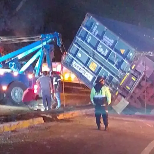 accidente-trailer-ruta-interamericana-emisoras-unidas.webp ,