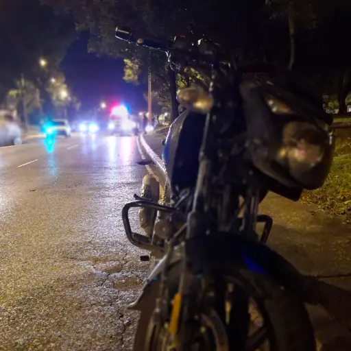 accidente-de-motocicleta-en-calzada-atanasio-tzul-foto-bomberos-muni-editada.jpeg ,