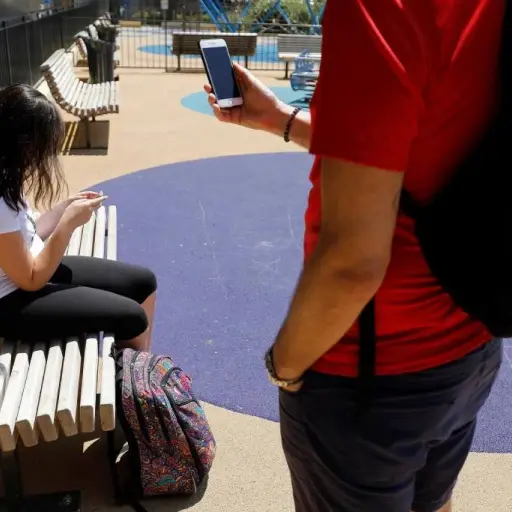 adolescentes-celulares-tecnologia-menores-jovenes-emisoras-unidas.webp ,