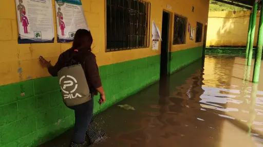Escuela-inundada-en-Villa-Hermosa-2.jpeg ,