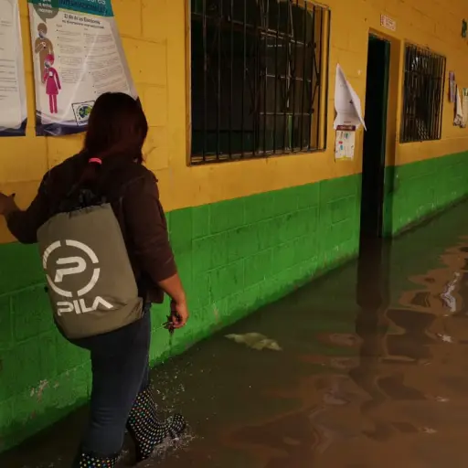 Escuela-inundada-en-Villa-Hermosa-2.jpeg ,