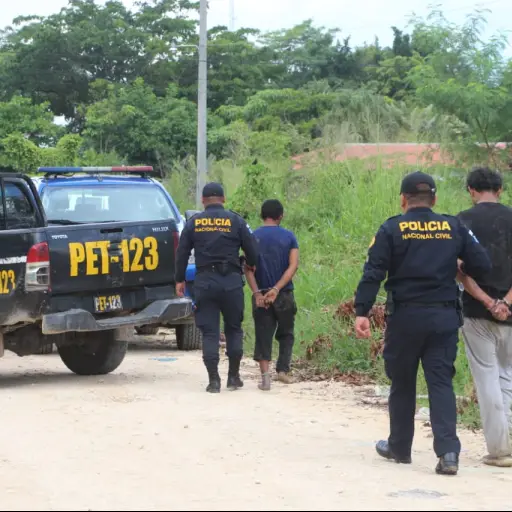 Capturados-durante-persecucion-policial-en-el-departamento-de-Peten-Foto-PNC.jpeg ,