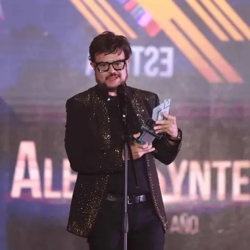 Premios-Estela-Aleks-Syntek-1.webp ,