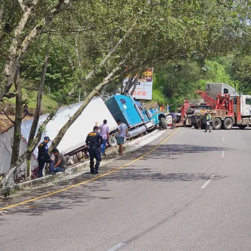 Fuera-de-la-carretera-en-Cuilapa-Santa-Rosa-scaled-1.jpeg ,